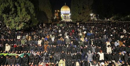 70 ألف مصل يؤدون صلاتي العشاء والتراويح في المسجد الأقصى