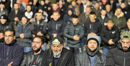 مقدسيون يؤدون العشاء والتراويح قرب باب الساهرة بالقدس المحتلة