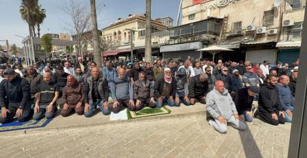 المقدسيون يؤدون صلاة الجمعة الأخيرة من رمضان على مقربة من الأقصى