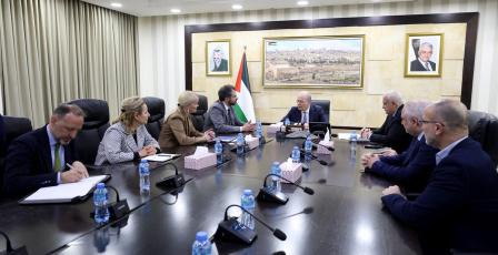 رئيس الوزراء يبحث مع وفد أوروبي دعم الجهود الفلسطينية وتعزيز العمل المشترك في الضفة وغزة