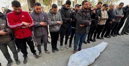 شهداء ومصابون بقصف مسيرة في دير البلح وتصعيد واسع في غزة