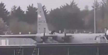 باستخدام فأس.. رجل يلحق أضرارا بطائرة عسكرية أمريكية في أيرلندا