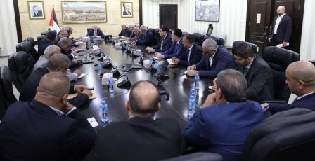 رئيس الوزراء يترأس اجتماعا مع المحافظين ووزراء الاختصاص لتعزيز صمود المواطنين وضبط الأسواق