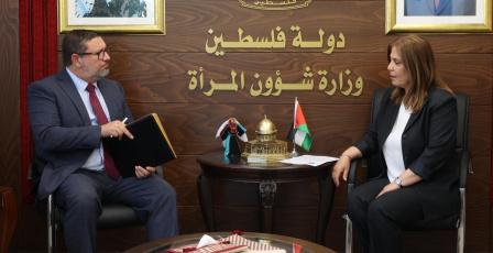 الخليلي تبحث مع ممثل جمهورية تشيلي سبل التعاون المشترك