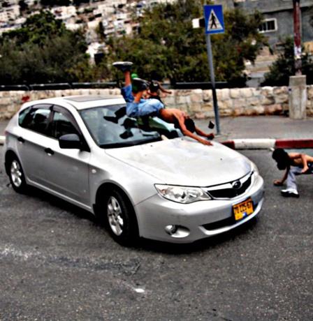 مستوطن يدهس طفلة ويصيبها بجروح جنوب الخليل