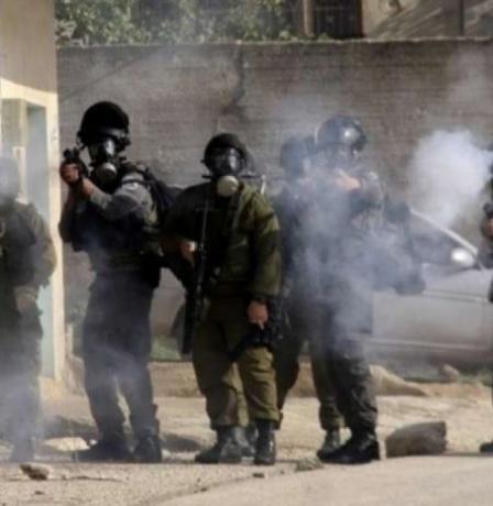 قوات الاحتلال تطلق قنابل الغاز السام خلال اقتحامها بلدة الرام