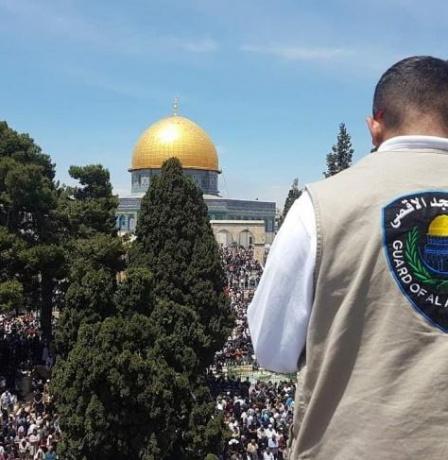 الاحتلال يبعد حارسا في المسجد الأقصى لمدة أسبوع