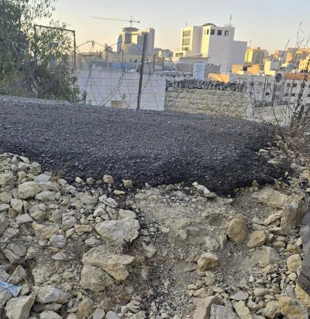 الاحتلال يغلق مدخل مخماس ومستوطنون يهاجمون مركبات المواطنين