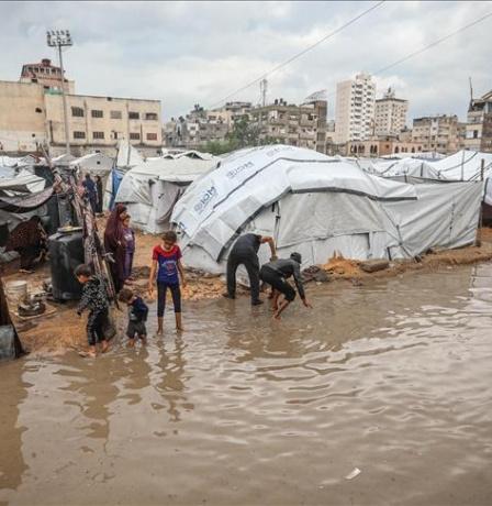 الأمطار الغزيرة تغرق خيام النازحين في قطاع غزة