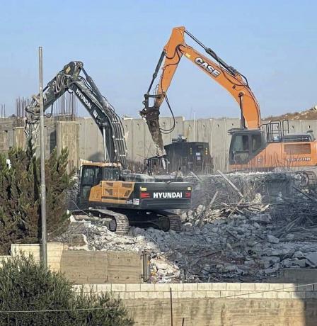 الاحتلال يهدم محال تجارية في بلدة بيت عوا غرب الخليل