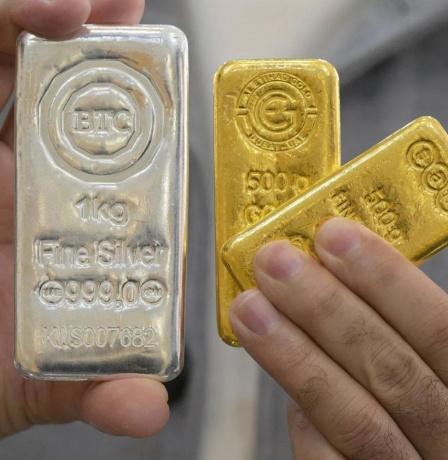 انخفاض على أسعار الذهب والفضة مع ارتفاع الدولار