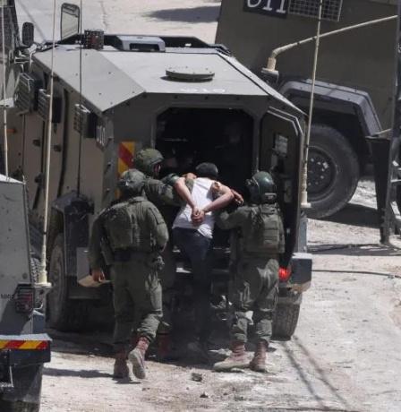 اعتقالات بالضفة والقدس وإصابات برصاص الاحتلال والمستوطنين