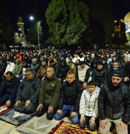 صور| 50 ألف مصلٍ يؤدون صلاتي العشاء والتراويح في المسجد الأقصى