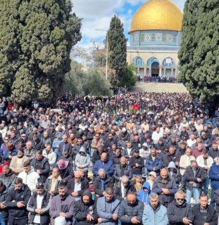 100 ألف مصل يؤدون صلاة الجمعة الثانية من رمضان في الأقصى