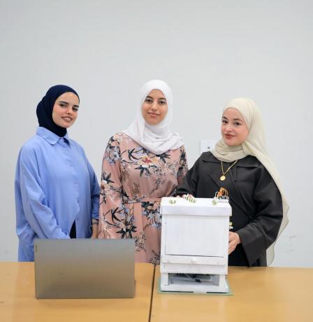 طالبات الهندسة في الجامعة العربية الأمريكية يبتكرن نظاما ذكيا لمراقبة خلايا النحل وتحقيق استدامة الإنتاج