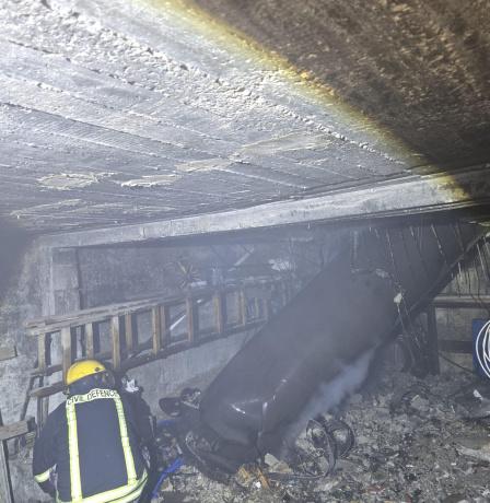 صور.. شظية تدمر منزلا من ثلاثة طوابق وتسبب حريقا وأضرارا هائلة في سلفيت