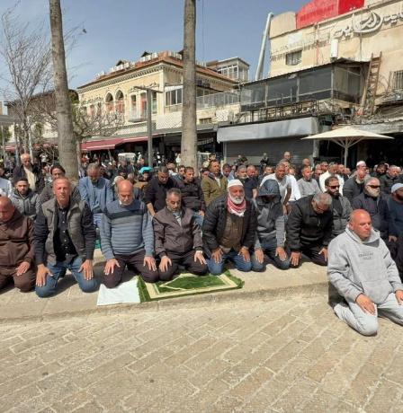 المقدسيون يؤدون صلاة الجمعة الأخيرة من رمضان على مقربة من الأقصى