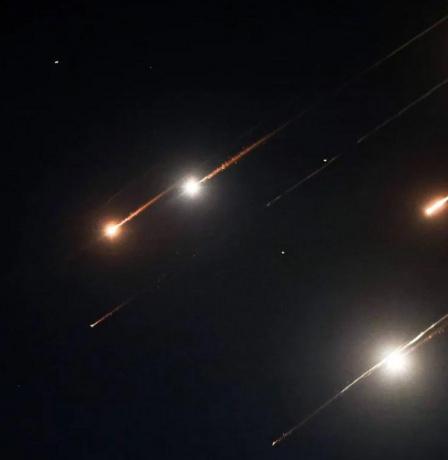 شاهد: ثلاث شهيدات وخمس إصابات جراء سقوط شظايا صاروخية على بلدة بيت عوا