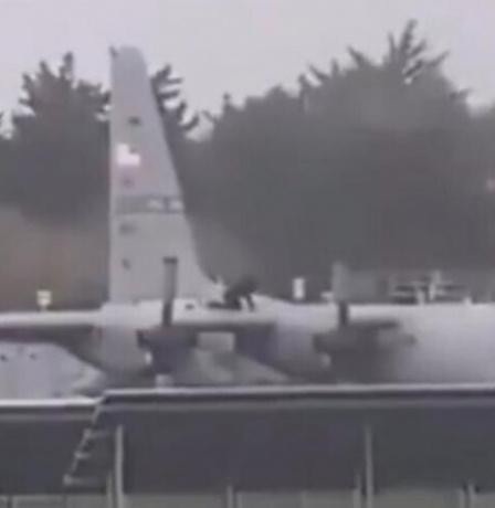 باستخدام فأس.. رجل يلحق أضرارا بطائرة عسكرية أمريكية في أيرلندا