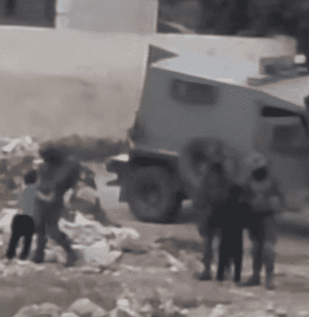 إصابة طفل واعتقال آخر خلال اقتحام الاحتلال مخيم العروب