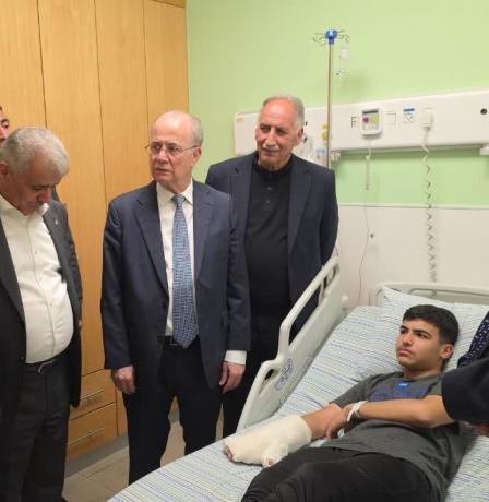 رئيس الوزراء يعود جرحى قرية المغير في المستشفى الاستشاري