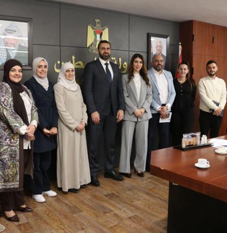 تعزيزًا لبيئة الريادة والابتكار في البلديات وتحسين الخدمات وتعزيز فرص العمل: لقاء يجمع وزيرة العمل برئيس بلدية البيرة.