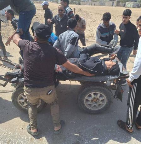 إصابات بقصف الاحتلال مجموعة مواطنين في دير البلح وسط قطاع غزة