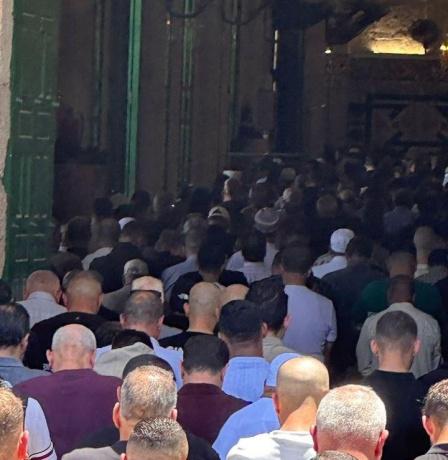 عشرات الآلاف يؤدون الجمعة في المسجد الأقصى