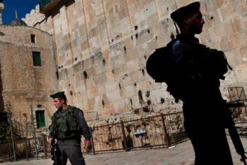  جنود اسرائيليين متمركزين قرب الإبراهيمي