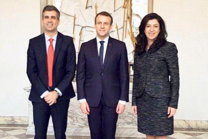 ماكرون يتوسط وزيرة الاقتصاد الفلسطيني ووزير الاقتصاد الاسرائيلي