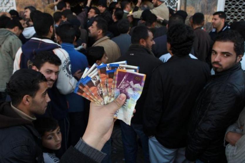 صرف رواتب الموظفين -أرشيف-