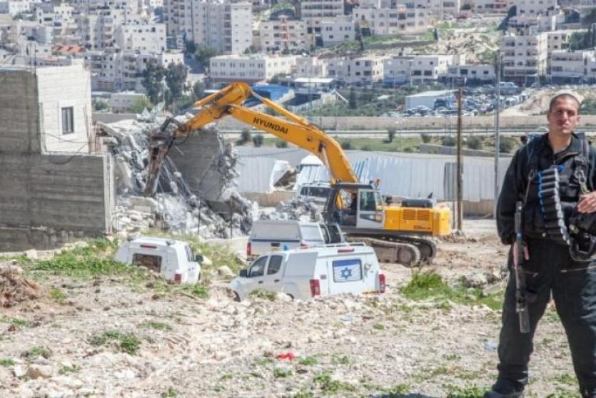 ارشيف- جرافات الاحتلال تهدم منزلا 