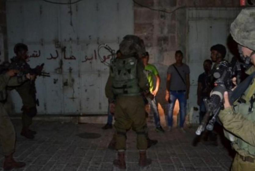 قوات الاحتلال خلال اعتقال شبان فلسطينيين