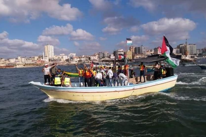 مواطنون مشاركون في المسير البحري 