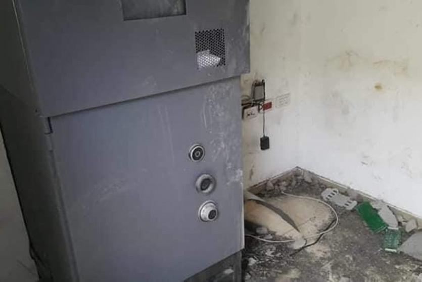 الصراف بعد سرقته