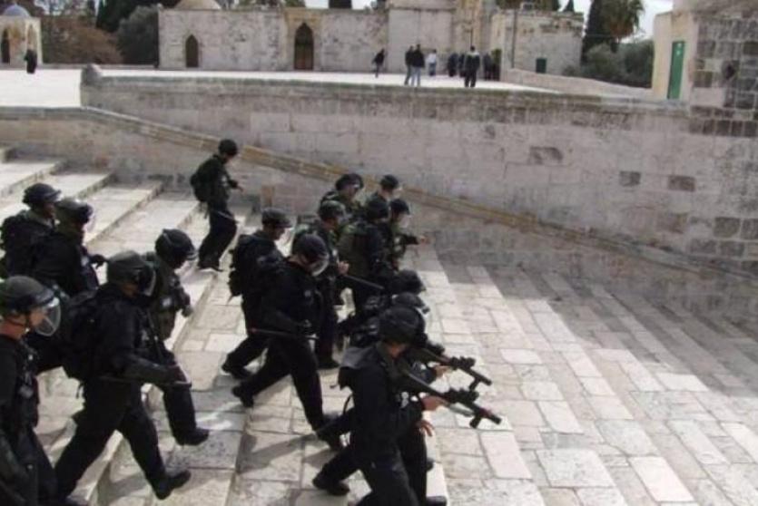 قوات الاحتلال خلال اقتحام باحات الاقصى