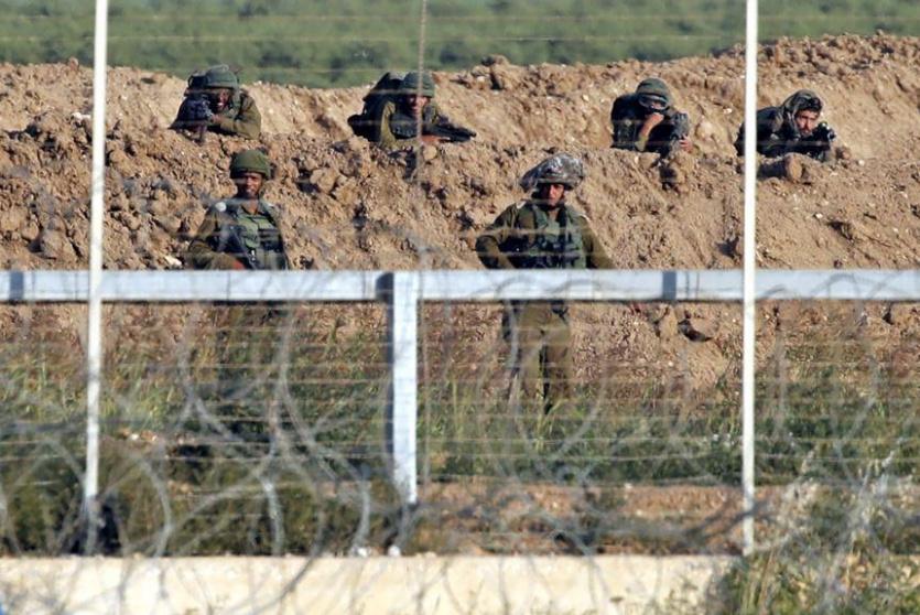 جنود الاحتلال يتمركزون قرب السياج شرق غزة- ارشيف