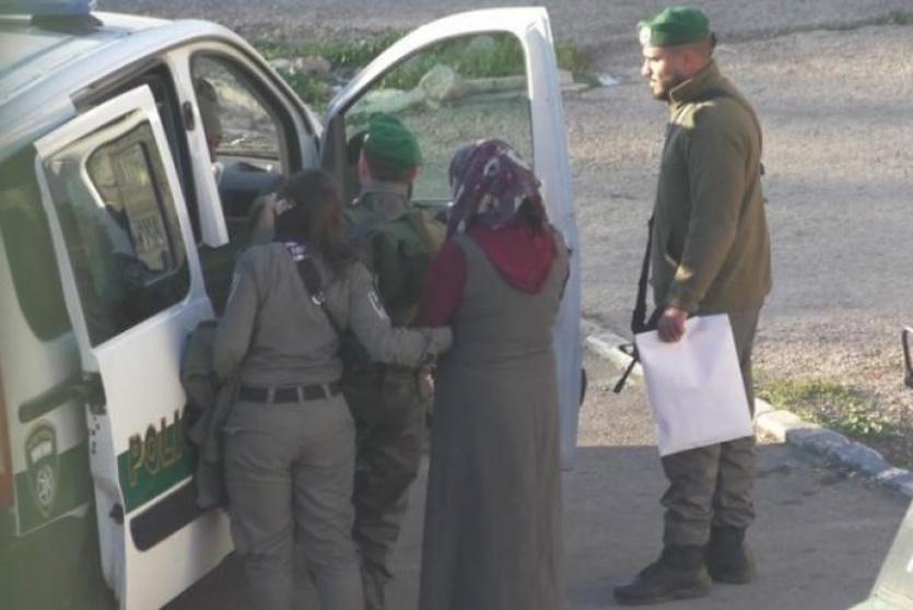 قوات الاحتلال خلال اعتقال فتاة- ارشيف