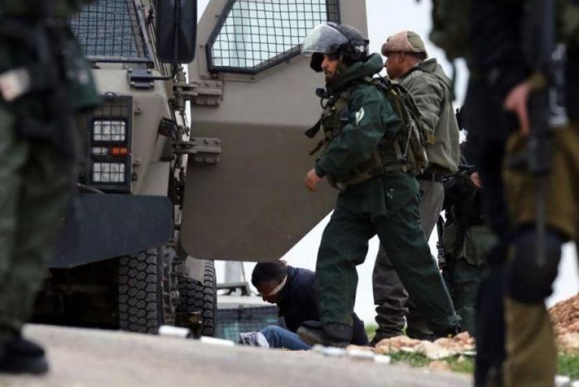 قوات الاحتلال خلال اعتقال مواطن فلسطيني- ارشيف