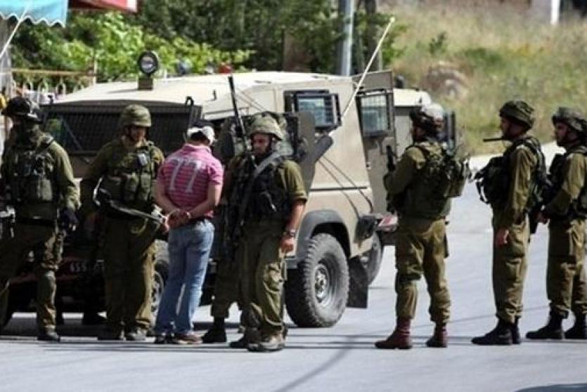قوات الاحتلال خلال اعتقال شاب فلسطيني