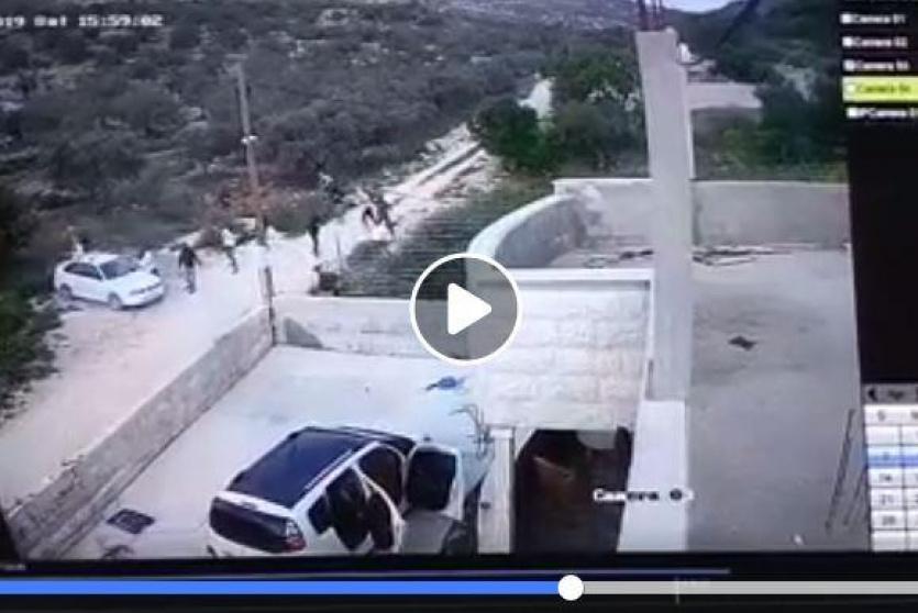 لحظة هجوم المستوطنين الارهابي على عائلة في عوريف جنوب نابلس