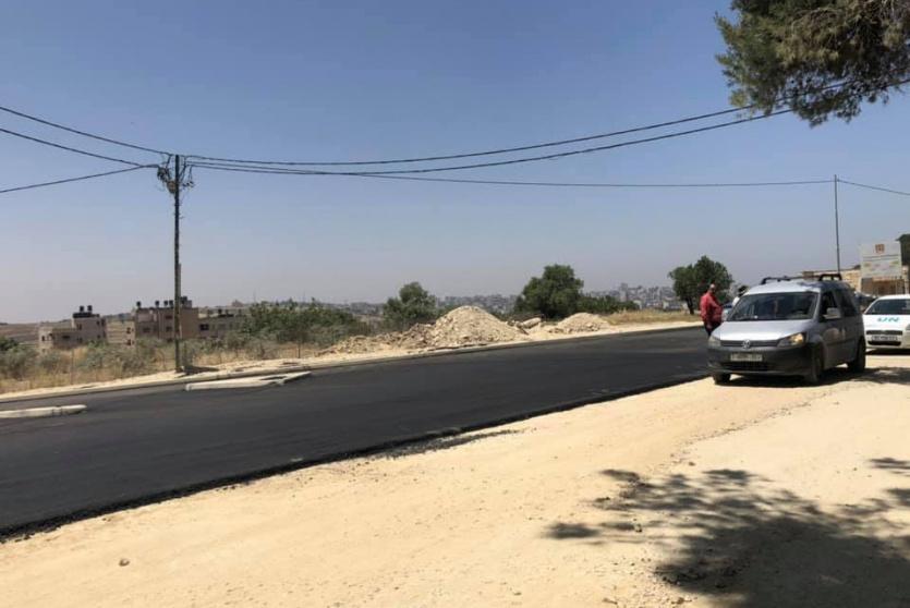 بدء تعبيد طريق بيتين