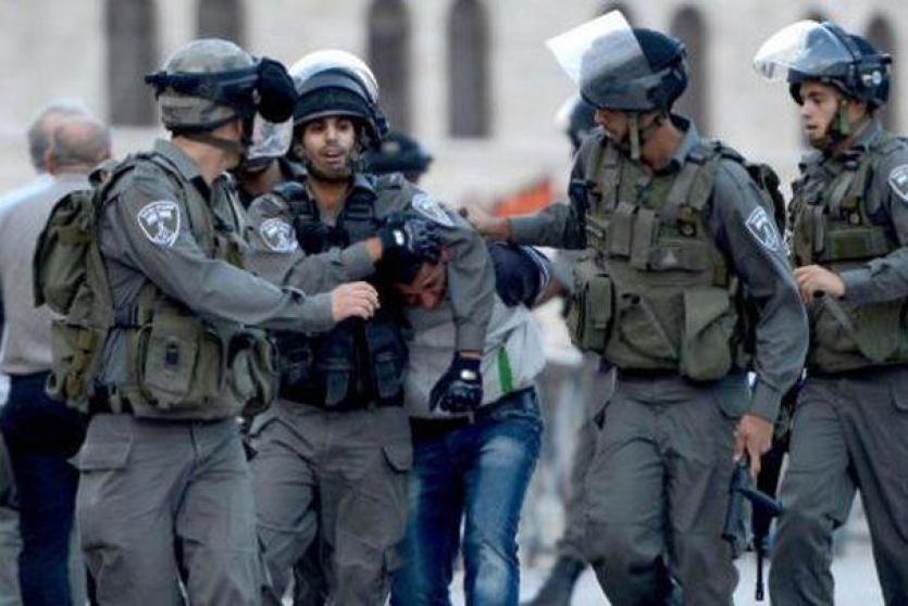 قوات الاحتلال خلال اعتقال شاب فلسطيني