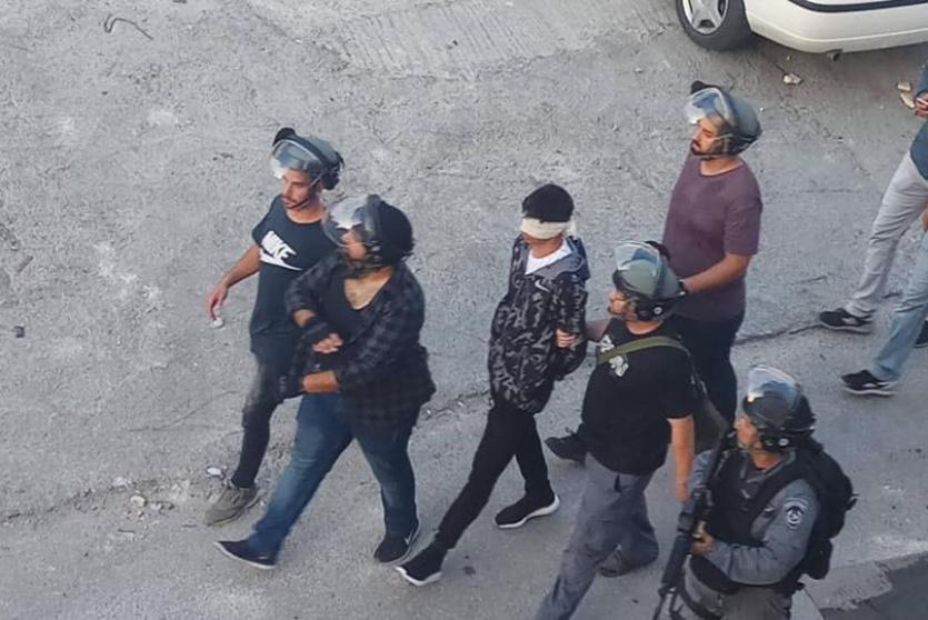 قوات الاحتلال خلال اعتقال شاب من العيسوية