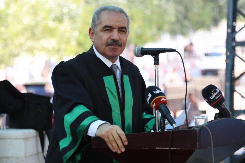 رئيس الوزراء محمد اشتية خلال كلمته في حفل التخريج