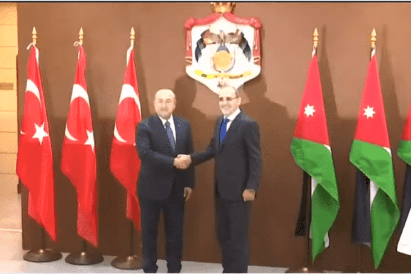 وزيرالخارجية الأردني، أيمن الصفدي، ونظيره التركي مولود شاويش اوغلو