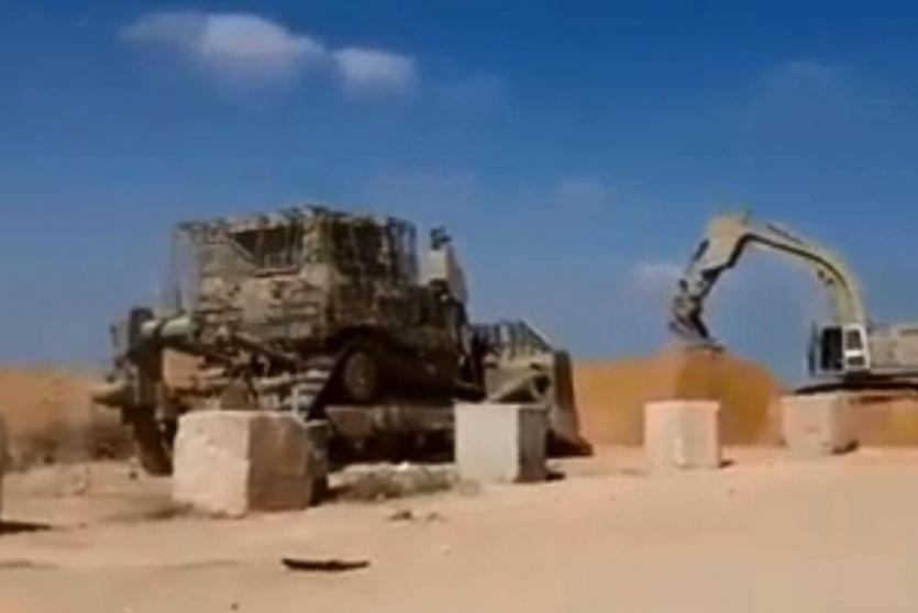جيش الاحتلال يضع سواتر رملية على حدود غزة