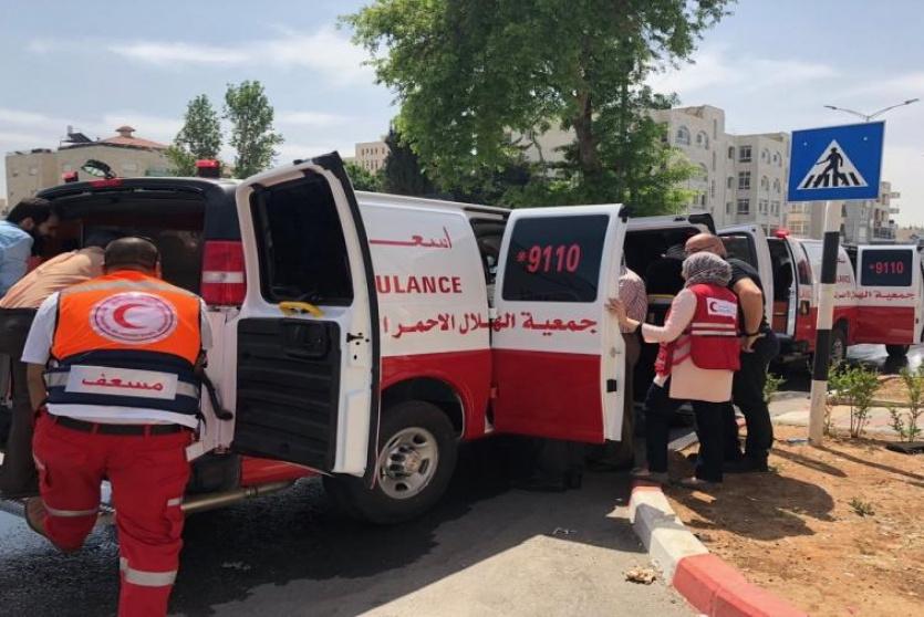 ارشيف- مركبة اسعاف تنقل مصاب 