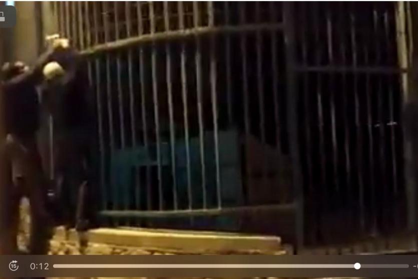 صورة تظهر شخصين خلال تثبيت الكاميرات 