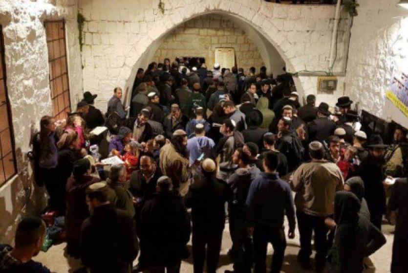 مئات المستوطنين يقتحمون قبر يوسف